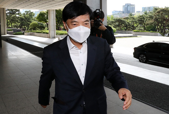 이성윤 서울중앙지검장이 11일 오전 서울 서초구 중앙지검 청사로 출근하고 있다. <연합뉴스>